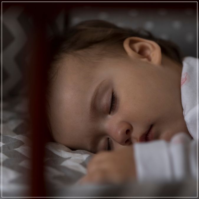 Schlafendes Baby im Babyschlafsack in Rückenlage. Motiv passend zu Empfehlungen für eine freie, sichere Schlafumgebung ohne lose Decken.