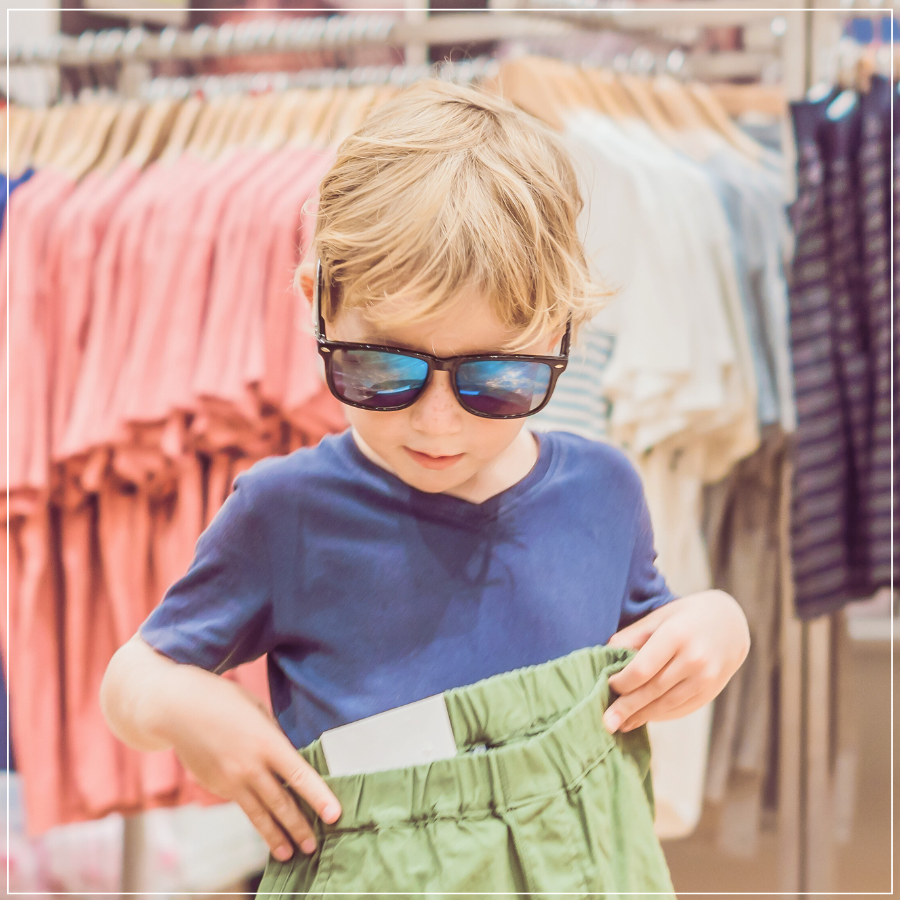 Einkaufen in Ruhe – stille Einkaufsstunde für Kinder & Familien. Junge geht entspannt einkaufen während der stillen Einkaufsstunde im Babyladen Erlangen.