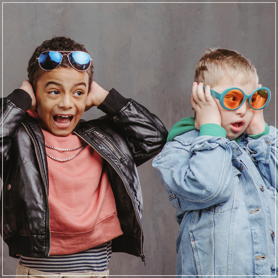 Geräuschempfindliche Kinder brauchen eine ruhige Einkaufsumgebung. Kinder halten sich die Ohren zu, weil es zu laut ist – Symbol für Überforderung und Reizempfindlichkeit.