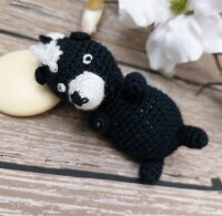 Kinderwagenanhänger Häkeltierchen Stinktier schwarz