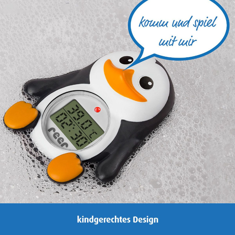 MyHappyPingu 2in1 digitales Badethermometer Pinguin in Blau Weiss schwimmendes Thermometer mit LCD Display und zwei Signal LEDs zur Kontrolle der Badewassertemperatur und Raumtemperatur optische akustische Warnsignale einstellbare Maximaltemperatur kindgerechtes Pinguin Motiv frei von Quecksilber PVC BPA erhaeltlich beim Babyladen Erlangen im Fachgeschaeft und im Onlineshop unter https://www.babyladen-erlangen.de/myhappypingu-2in1-digitales-badethermometer