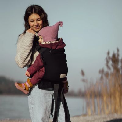 Storchenwiege Talemo Babycarrier Half Buckle Babytrage in sand mit verstellbarem steg gepolsterten traegern und hueftgurt fuer ergonomisches tragen ab geburt bis 15 kg erhaeltlich im Babyladen Erlangen https://www.babyladen-erlangen.de/shop/storchenwiege-talemo-babycarrier-sand/