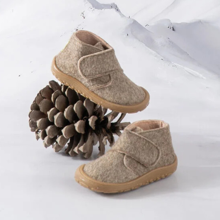 BOSCO Kinder Barfuß-Hausschuhe aus Filz mit Klettverschluss – vegan & flexibel BOSCO Kinder Barfuß-Hausschuhe aus Filz in Karamellfarbe. Leichte, flexible Hausschuhe mit Klettverschluss, rutschfester Sohle und ergonomischer Zehenbox. Vegan, gefertigt in Spanien.