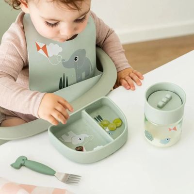 Done By Deer Silikon Stick&Stay Snackteller Saugteller 2 Faecher BPA frei Babyladen Erlangen https://www.babyladen-erlangen.de/shop/done-by-deer-stick-stay-silikon-snachteller/
