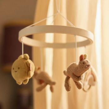 Jollein Baby Mobile Kangaroots Holzring mit Kängurus Sonne Regenbogen 22x22x23 cm Babyladen Erlangen https://www.babyladen-erlangen.de