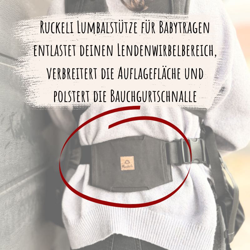 Ruckeli Lumbalstuetze ergonomische rueckenstuetze fuer babytragen verbreitert die auflageflaeche im lendenwirbelbereich polstert die bauchgurtschnalle entlastet den ruecken beim tragen kompatibel mit ruckeli und vielen weiteren tragehilfen aus 98 prozent bio baumwolle und 2 prozent elasthan fair hergestellt in der tuerkei erhaeltlich beim Babyladen Erlangen im Fachgeschaeft und im Onlineshop unter https://www.babyladen-erlangen.de/ruckeli-lumbalstuetze