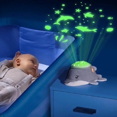 Chicco Delfin Gute Nacht Nachtlicht Projektor Kuscheltier mit Meeresprojektion und Musik ab Geburt – Babyladen Erlangen https://www.babyladen-erlangen.de/