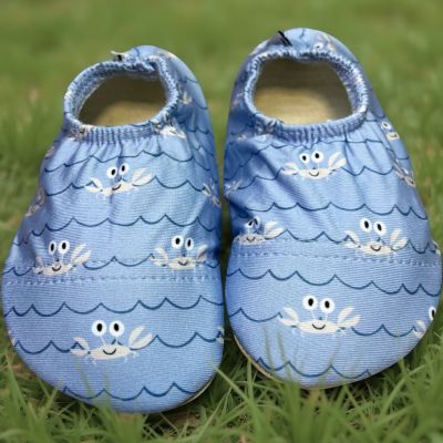 Slipstop Krabbe Antirutsch-Schuhe mit blauem Krabbenmotiv im Babyladen Erlangen