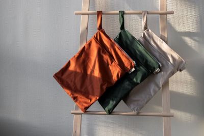 HappyBear Wetbag Windelsack 30x40 wasserdicht 2 Fächer aus recycelten PET-Flaschen – Babyladen Erlangen https://www.babyladen-erlangen.de/