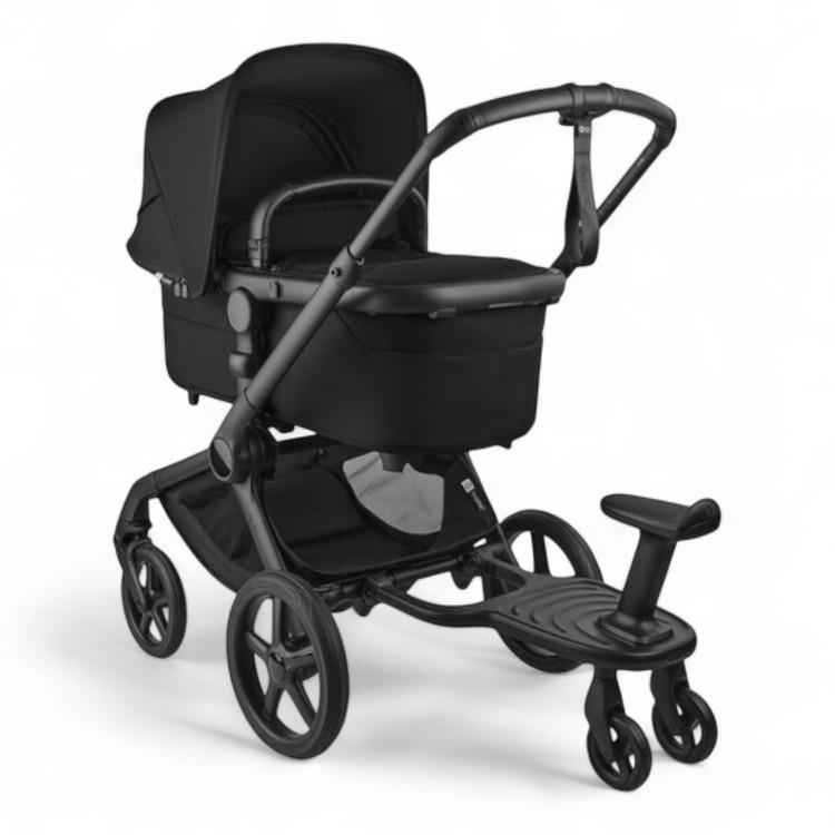 Bugaboo Mitfahrbrett in Schwarz mit zwei Rädern und abnehmbarem Sitz am Kinderwagen