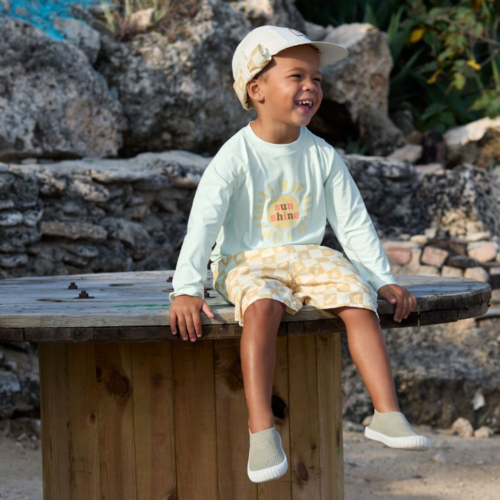 Flexible Kinderschuhe für Strand und Spielplatz von Lässig